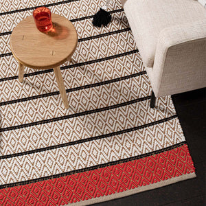 Patterned weave detail of a Recork Sugo Sofia Rug made from sustainable cork. 